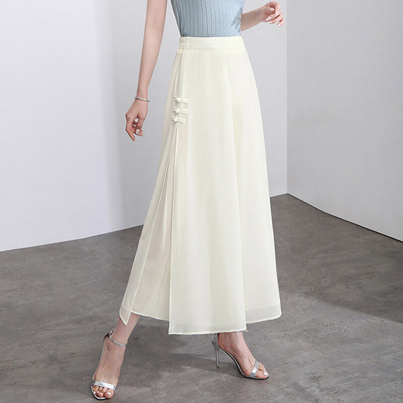 A blend of skirt and pants, elegance without losing individuality.