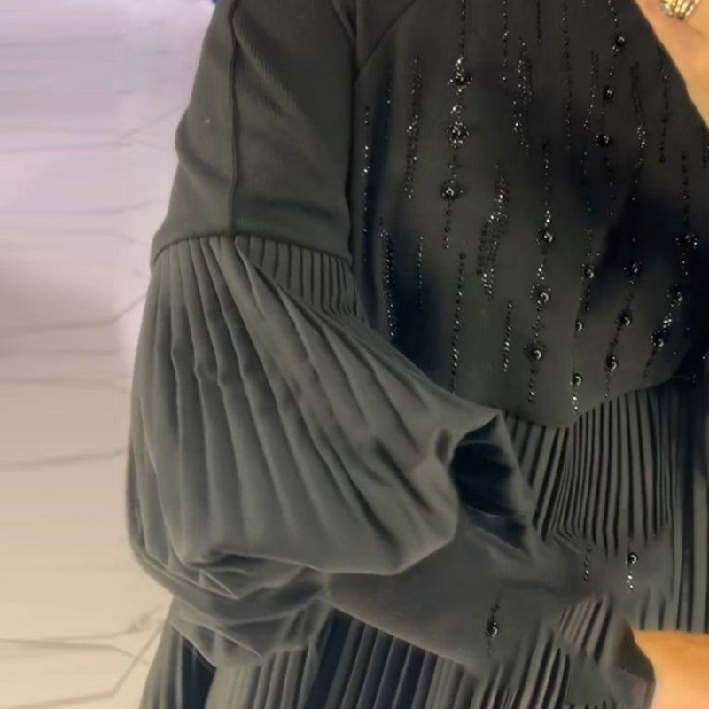 Elegant black pleated dress for women with lantern sleeves