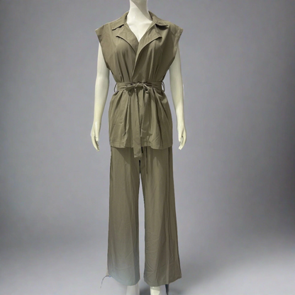 🦋High-waisted trousers for a slim and tall silhouette, paired with the cardigan for a flawless figure💕