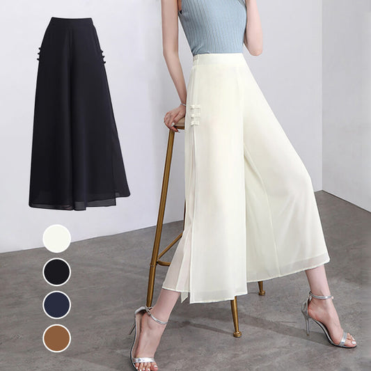 A blend of skirt and pants, elegance without losing individuality.